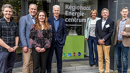 Wethouder Hilde de Groot staat voor Regionaal Energiecentrum tijdens opening, samen met andere wethouders uit regio Utrecht