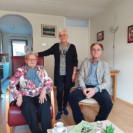 Foto van Thea van Doorn, Gerrie van der Poel en wethouder Paul Heijmerink