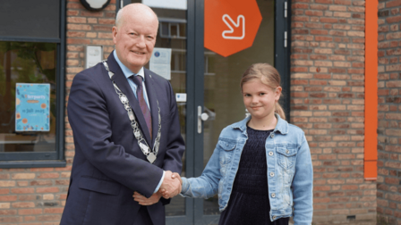 Burgemeester Ruud van Bennekom en de nieuwe kinderburgemeester Fien Swinkels