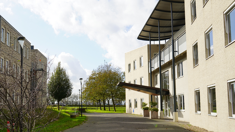 Gemeentehuis vanaf de zijkant