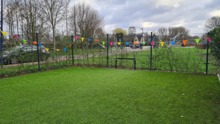 Bunnik Aan Zet Fonds opening voetbalveld in de gemeente met slingers
