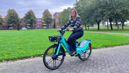 Wethouder Julie d'Hondt op een TIER-fiets