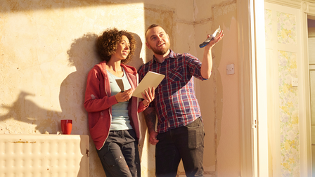 Mensen in gesprek over verbouwing