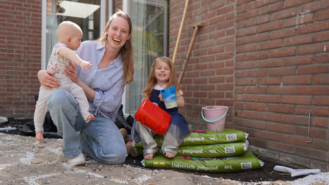 Inwoner Berdien Griffioen met haar kinderen in de tuin