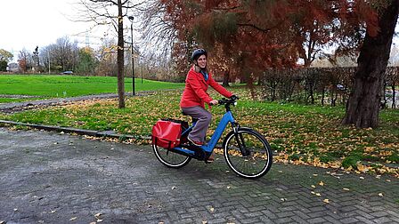 Wethouder Julie d'Hondt op fiets met helm op