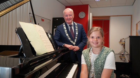 Kinderburgemeester Fien Swinkels met burgemeester Ruud van Bennekom achter de piano