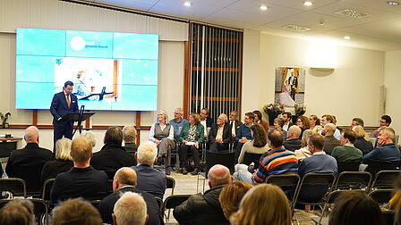 Griffier Frank van der Lubbe spreekt raadsleden toe