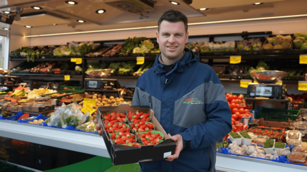 Mike de groenteman bij zijn kraam