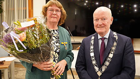 Leny Visser samen met burgemeester Ruud van Bennekom