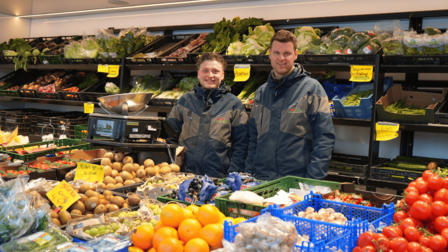 Quinten en Mike de groenteman in de kraam