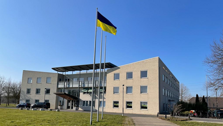 Vlag van Oekraïne wappert voor het gemeentehuis
