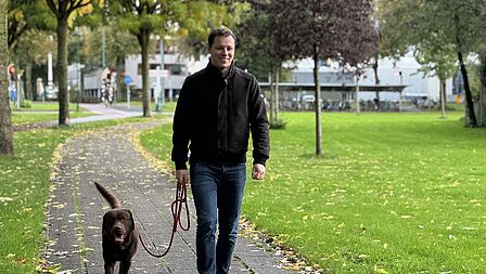 Wethouder Onno James wandelt met zijn hond