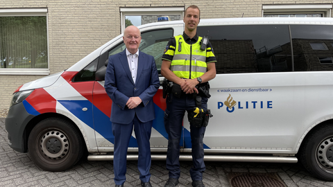 burgemeester Ruud van Bennekom en een politieagent