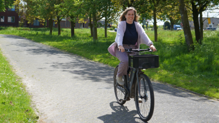 Wethouder Julie d'Hondt op de fiets