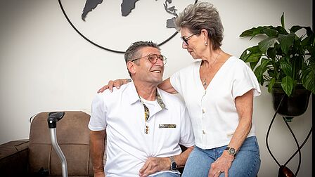 Peter en Nicoline op de bank. Foto: Geerke Vermeulen